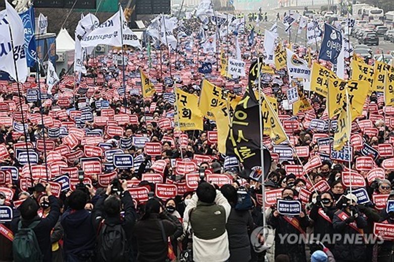 3일 오후 서울 여의도공원 옆 여의대로 인근에서열린 의대 정원 증원 및 필수의료 패키지 저지를 위한 전국의사 총궐기대회에서 참가자들이 손팻말을 들고 구호를 외치고 있다(사진=연합)