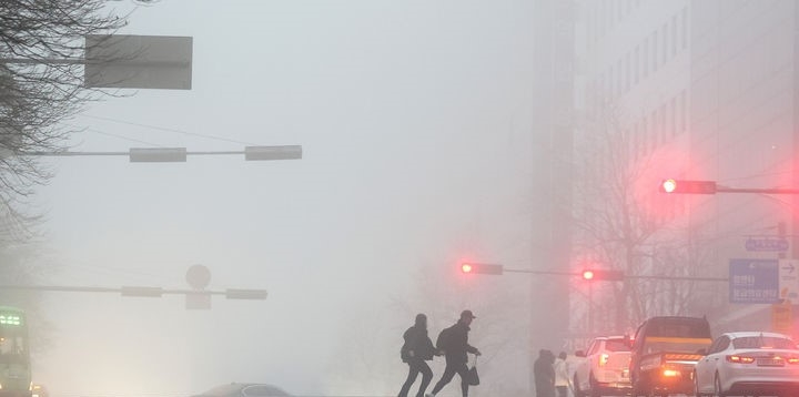 새학기 개학일인 4일 월요일은 오전에는 전국에 짙은 안개가 끼다가 늦은 오후부터 제주도·전라권·경남 등에 비가 내리겠다.