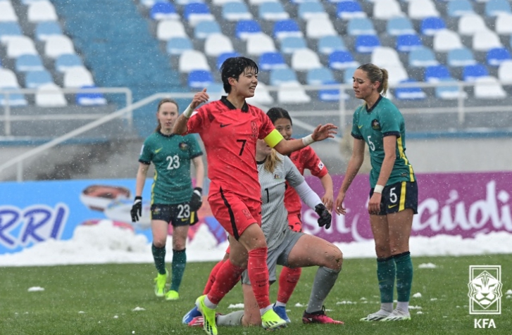 전유경이 호주와의 AFC U-20 여자 아시안컵 경기에서 선제골을 넣은 뒤 환호하고 있다.