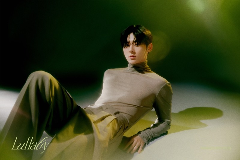 황민현, ‘Lullaby’ 2차 오피셜 포토 공개…글로벌 팬 설레게 하는 청초한 비주얼