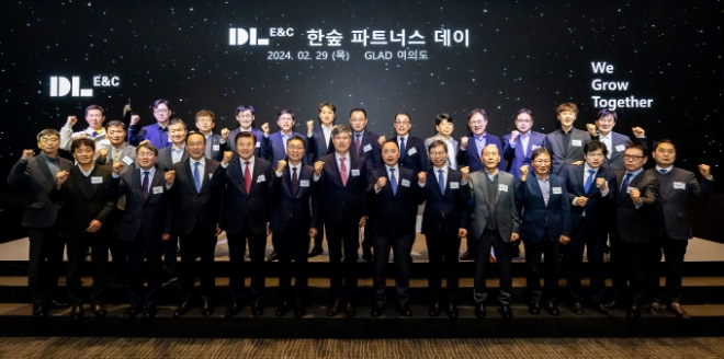 지난달 29일 서울 여의도 글래드호텔에서 열린 ‘한숲 파트너스 데이’ 행사에서 참석자들이 기념 촬영을 하고 있다. / 사진=DL이앤씨 제공