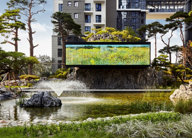가든베일리, 연못과 초대형 미디어 큐브 / 사진=삼성물산 건설부문 제공