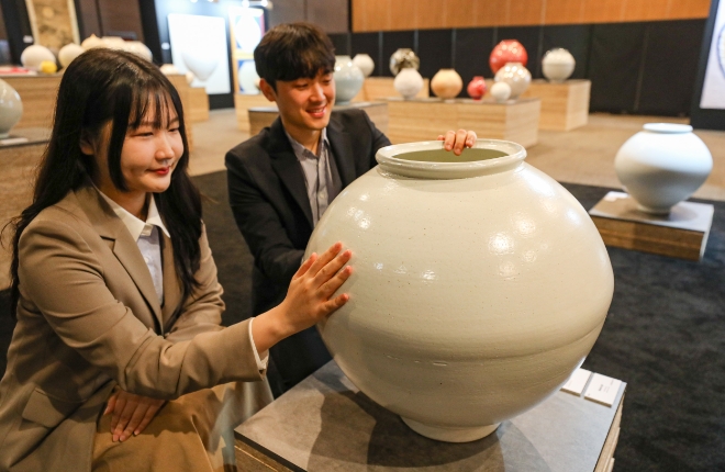 서울시 강남구에 위치한 현대백화점 무역센터점 10층 문화홀에서 진행하는 '마음에 달을 품다, 문 위시(MoonWish)' 전시에서 고객들이 작품을 감상하고 있다.