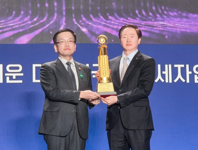 우기홍 대한항공 대표이사 사장(오른쪽)이 최상목 경제부총리와 기념 사진을 촬영하고 있다. / 사진=대한항공 제공