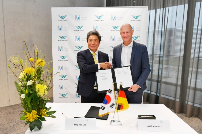 이학재 인천국제공항공사 사장(왼쪽)이 협약 체결 후 요스트 람머스(Jost Lammers) 뮌헨공항 사장과 기념 촬영을 하고 있다. / 사진=인천공항공사 제공
