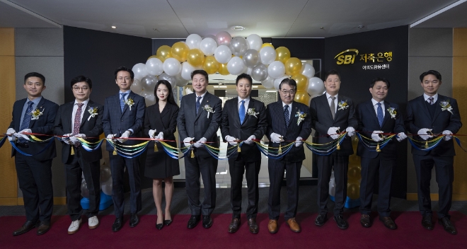 사진 왼쪽 다섯 번째부터 오화경 저축은행중앙회장, 김문석 대표이사, 타니구치 부사장