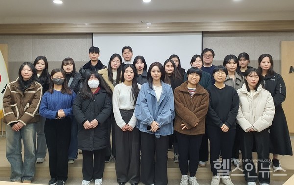 16기뇌전증인식개선서포터즈들이발대식을마치고기념사진을촬영하고있다.