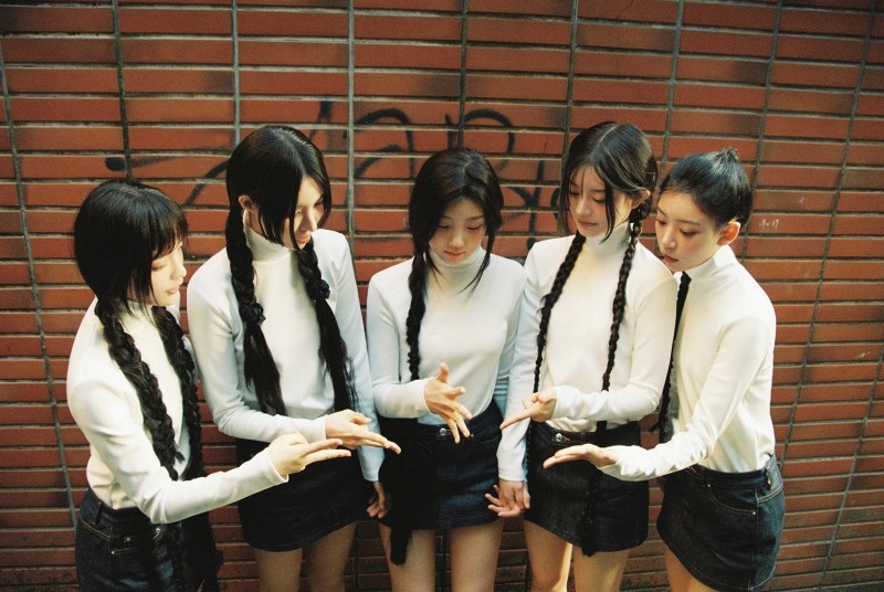 아일릿, 데뷔앨범 콘셉트 포토와 필름 최초 공개…재기발랄하고 청초한 소녀들의 통통 튀는 매력