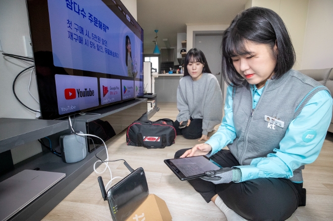 KT 여성 엔지니어가 여성 고객 케어 서비스를 신청한 고객에게 출동해 무선 품질을 점검하고 있다. / 사진=KT 제공