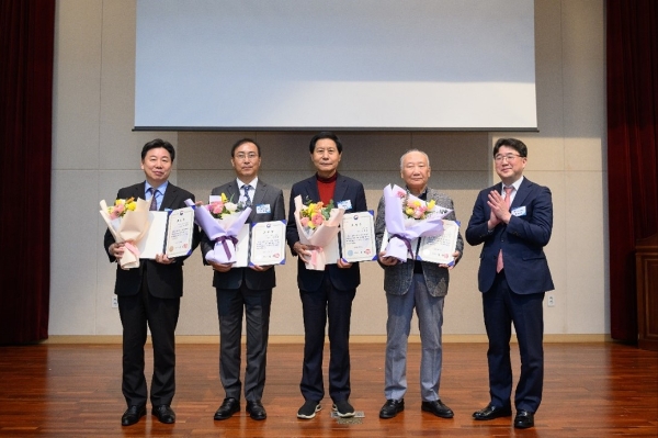 서울 장수 막걸리를 생산하는 서울탁주 성동연합제조장 정헌치 대표가 모범납세자로 선정됐다 (오른쪽에서 두 번째)