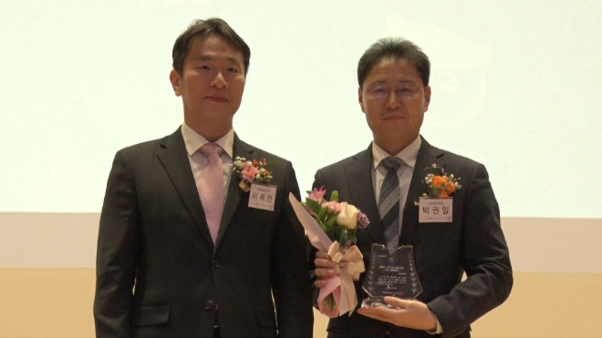 지난 27일 금융감독원에서 열린 1사1교 금융교육 우수사례 시상식에서 DB손해보험 박권일 본부장(오른쪽)과 금융감독원 이복현 원장이 기념촬영을 하고 있다