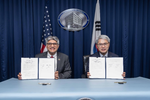 윤희성 수은 행장이 지난 6일(현지시간) 미국 워싱턴 美 에너지부 본사에서 지가르 샤(Mr. Jigar Shah) 국장과 만나 '공급망과 친환경 에너지 분야 협력을 위한 업무협약'에 서명했다. (왼쪽부터) 지가르 샤 국장, 윤희성 수은 행장 / 사진=수출입은행 제공