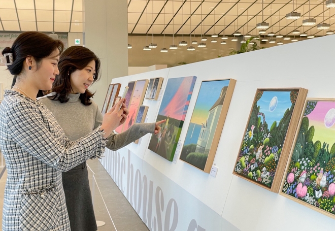 7일 오전, 서울시 양천구 목동점 7층 보타닉 하우스에서 진행중인 '보타닉 하우스 아트페어'에서 고객들이 작품을 관람하고 있는 모습.