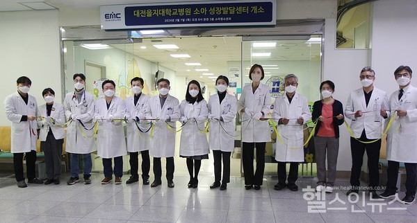 (왼쪽다섯번째부터)소아청소년과박세진교수,대전을지대병원김하용원장,재활의학과황상원교수,소아청소년과김주영교수,재활의학과채민지교수