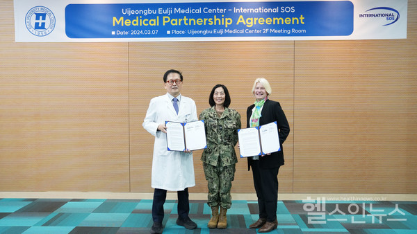 (왼쪽부터)이승훈의정부을지대병원장,웬디마쿠소대령(미군의무사령부아시아태평양디렉터),레이첼러페이브이인터내셔날SOS최고책임자