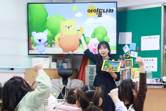 LG유플러스는 자사의 키즈 전용 플랫폼인 ‘아이들나라’가 경기·강원 지역 초등학생을 대상으로 진행되는 방과 후 수업 ‘늘봄학교’에 콘텐츠를 제공한다고 7일 밝혔다. 사진은 경기도 향동초등학교에서 1학년 학생들이 아이들나라를 통해 늘봄학교 수업을 듣는 모습. (사진 = LG유플러스 제공)