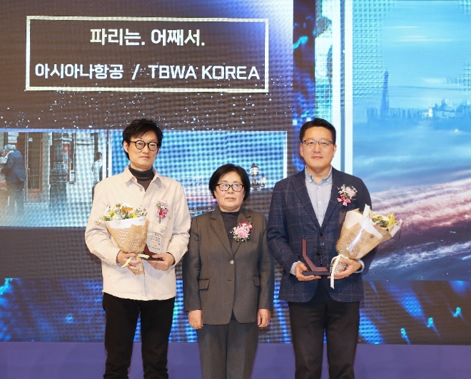 아시아나항공은 7일 한국광고문화회관에서 열린 ‘2024 소비자가 뽑은 좋은 광고상’ 시상식에서 ‘파리는 어째서’와 ‘지구를 사랑한 비행’ 캠페인이 ‘좋은 광고상’을 수상했다고 밝혔다. 사진은 (우측부터)아시아나항공 박수상 상무, 한국소비자단체협의회 남인숙 회장, 유병욱 TBWA 코리아 크리에이티브 디렉터가 기념사진을 촬영하는 모습. (사진 = 아시아나항공 제공)