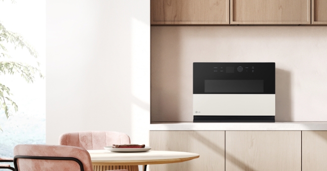 LG전자가 10가지 조리 기능을 한 대의 제품으로 편리하게 이용할 수 있는 ‘디오스 오브제컬렉션 광파오븐’ 신제품을 8일 출시했다. 이 제품은 최근 미식가들로부터 큰 관심을 받는 수비드(sous vide) 조리를 누구나 손쉽게 하도록 '에어수비드' 기능을 탑재한 것이 특징이다. / 사진=LG전자 제공