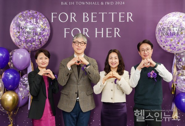 (왼쪽부터)컨슈머헬스사업부오영경대표,헤스티아여성의원추성일대표,바이엘코리아이진아대표,여성건강사업부진정기총괄(바이엘코리아제공)