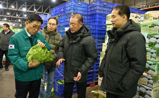 김춘진 사장이 가락시장을 방문해 채소 수급 상황을 점검하고 있다. / 사진=한국농수산식품유통공사 제공