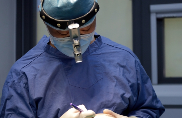 흉터 부담 없는 눈밑지방재배치 수술, 지방 돌출 재발 주의