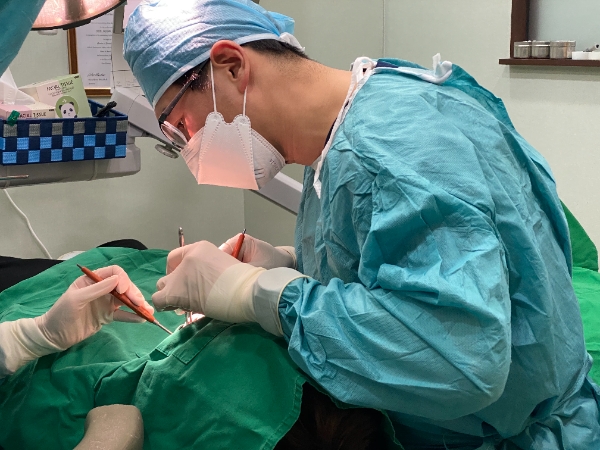 고령층 임플란트…방치보다 조기에 치과 찾아야 하는 이유는?