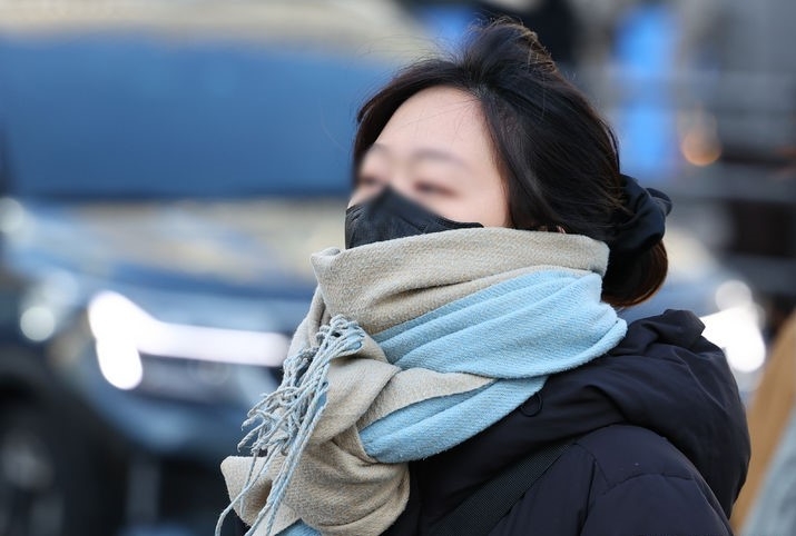 지난 8일 오전 서울 종로구 세종대로 사거리에서 두꺼운 외투를 입은 시민들이 발걸음을 옮기고 있는 모습.