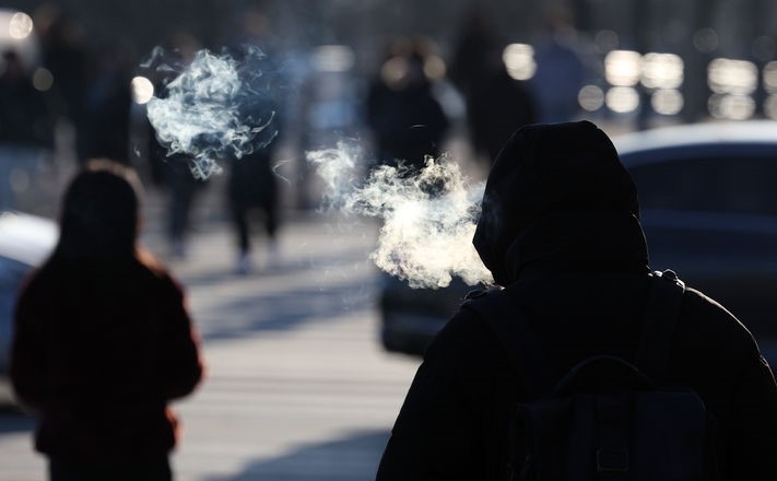 한파가 이어지는 24일 오전 서울 영등포구 여의도 인근에서 한 시민이 보행신호를 기다리며 입김을 뿜고 있다.