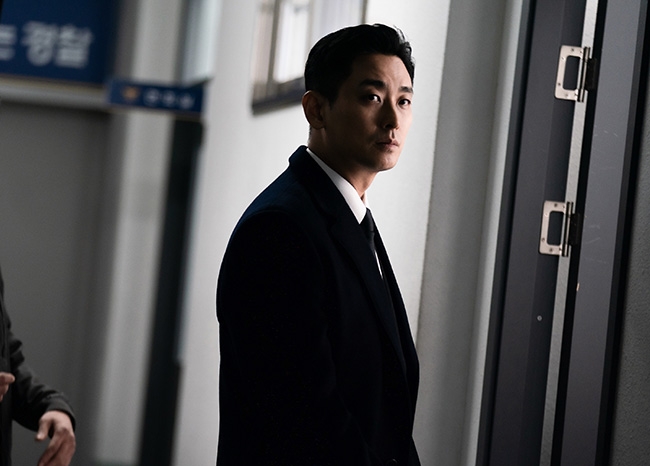 ‘지배종’ 주지훈, 퇴역 장교 출신 경호원 완벽 변신…배후를 쫓는 자 우채운 캐릭터 스틸 공개