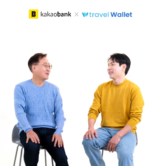 윤호영 카카오뱅크 대표이사(왼쪽)와 김형우 트래블월렛 대표가 지난 7일 카카오뱅크 판교오피스에서 업무협약식을 진행하고 있다. / 사진=카카오뱅크 제공