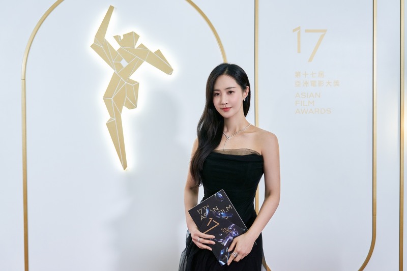 ‘화려한 스포트라이트’ 권유리, 시크한 블랙 드레스로 레드카펫 압도
