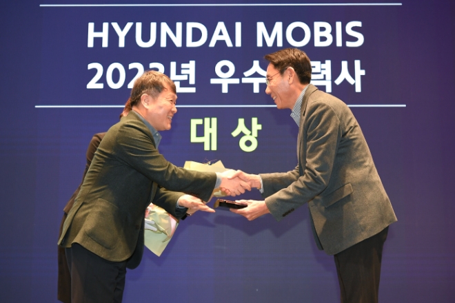 현대모비스는 지난 8일, 제주 해비치 호텔에서 협력사 대표 200여 명을 초청해 ‘2024 파트너스 데이’를 개최했다. 이규석 대표이사(왼쪽)이 대상을 수여하고 있다. / 사진=현대모비스 제공