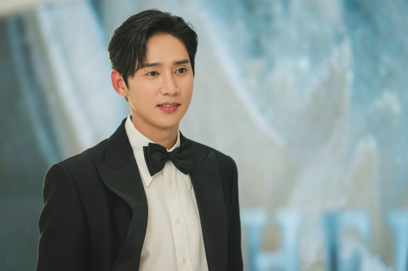 ‘눈물의 여왕’ 첫 등장부터 강렬 박성훈…미스터리한 매력의 윤은성으로 압도적 존재감 발산