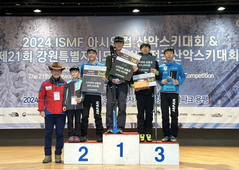 U20 남자부 버티컬, 스프린트 종목에서 2관왕을 차지한 정재원 선수 (오른쪽에서 세번째)사진제공=대한산악연맹