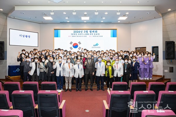 중앙대병원임직원들이ESG비전선포식후단체사진을촬영하고있다.