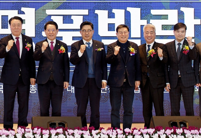 구복규 화순군수, 김영록 전라남도지사, 김춘진 농수산식품유통공사 사장(왼쪽부터)과 관계자들이 기념 촬영을 진행하고 있다. / 사진=한국농수산식품유통공사 제공