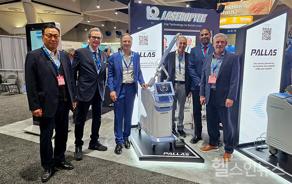 레이저옵텍이창진대표가AAD행사장부스앞에서기념촬영을하고있다(왼쪽첫번째).