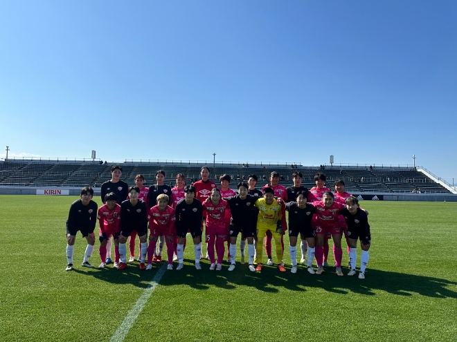 현대제철 레드엔젤스와 일본 세레소 오사카 선수들이 연습경기에 앞서 기념 사진을 촬영하고 있다. / 사진=현대제철 제공