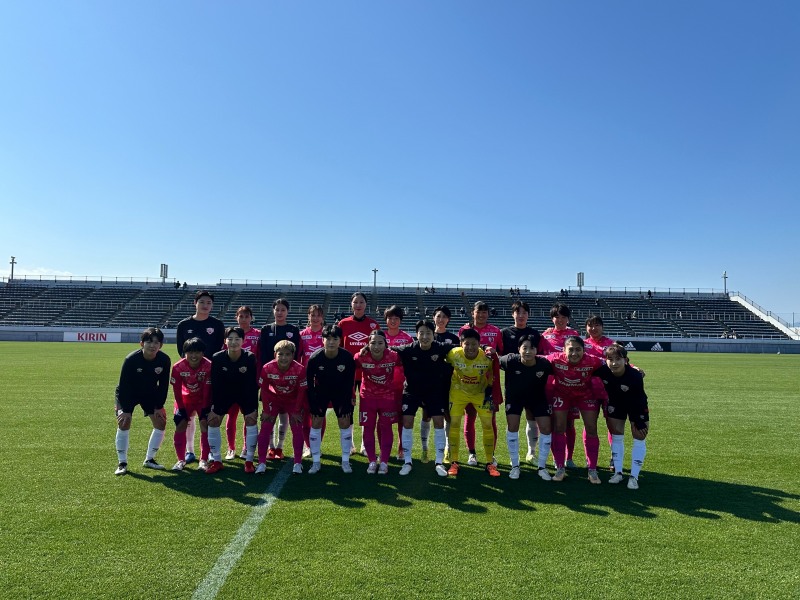 현대제철 레드엔젤스와 일본 세레소 오사카 선수들이 연습경기에 앞서 기념 사진을 촬영하고 있다.(사진=현대제철 제공)