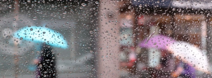 봄을 재촉하는 비가 내린 29일 부산 서구의 한 거리에서 시민들이 우산을 쓴 채 걸어가고 있다.