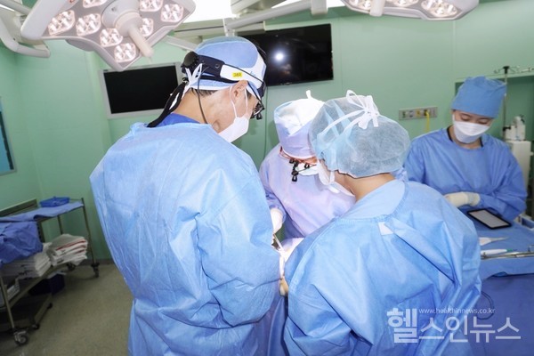 남인철가톨릭대인천성모병원이비인후과교수(왼쪽두번째)가동종성체줄기세포기반3D바이오프린팅인공기관이식수술을하고있다.