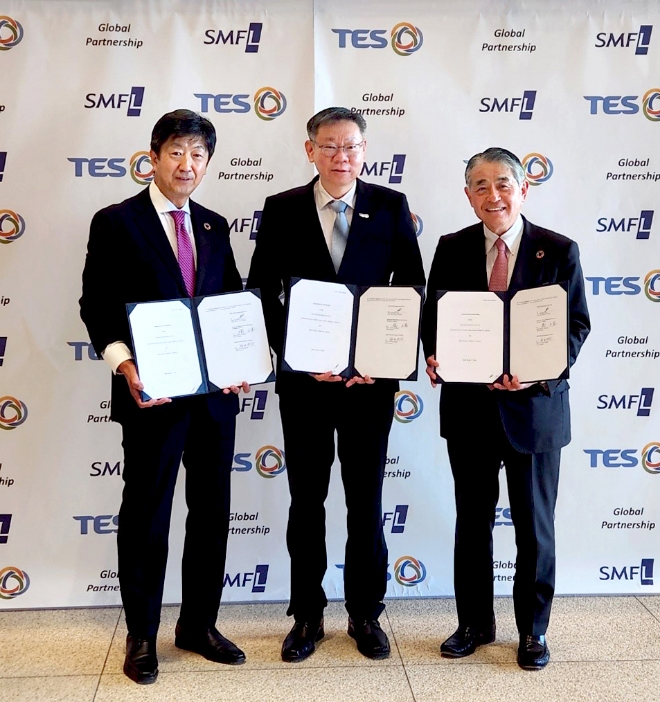 테렌스 응 테스 CEO(가운데)와 마사키 타치바나 SMFL CEO(오른쪽), 히로츠구 하라다 SMFLR CEO가 업무협약 후 기념 촬영하고 있다. / 사진=SK에코플랜트 제공