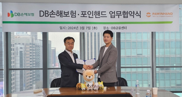 지난 7일 서울시 강남구 DB금융센터에서 DB손해보험 박성식 부사장(왼쪽)과 포인핸드 이환희 대표가 업무협약을 맺고 기념촬영을 하고 있다. / 사진=DB손해보험 제공