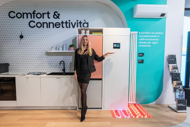 모델이 삼성전자 부스에서 EHS, 시스템에어컨 등 삼성의 고효율 냉난방 시스템을 소개하고 있다. / 사진=삼성전자 제공