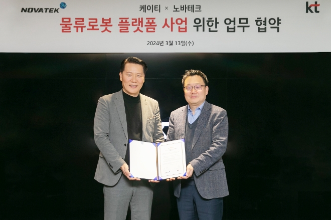 KT는 ‘노바테크’와 함께 물류로봇 플랫폼 공동개발과 사업화에 나선다고 13일 밝혔다. 사진은 (우측부터)KT AI 로봇사업단 이상호 단장과 노바테크 송동석 대표가 ‘물류로봇 플랫폼사업’을 위한 업무협약 체결 후 기념사진 촬영을 하는 모습. (사진 = KT 제공)