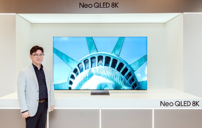 삼성전자는 13일 서울 서초동에 위치한 삼성전자 서초사옥 다목적홀에서 2024년형 Neo QLED·삼성 OLED TV 신제품 런칭 기념행사 ‘Unbox & Discover 2024’를 진행했다고 밝혔다. 사진은 삼성전자 용석우 사장이 'Unbox & Discover 2024' 행사에서 AI TV 시대를 선언하며 2024년 TV 전략을 소개하고 있는 모습. (사진 = 삼성전자 제공)