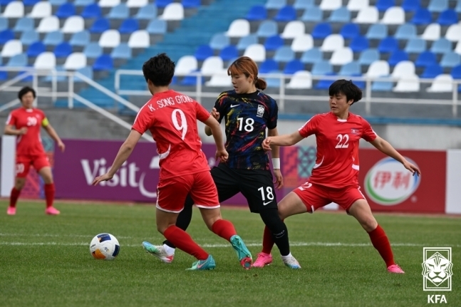 사진=한국과 북한의 U-20 여자 아시안컵 준결승전 모습