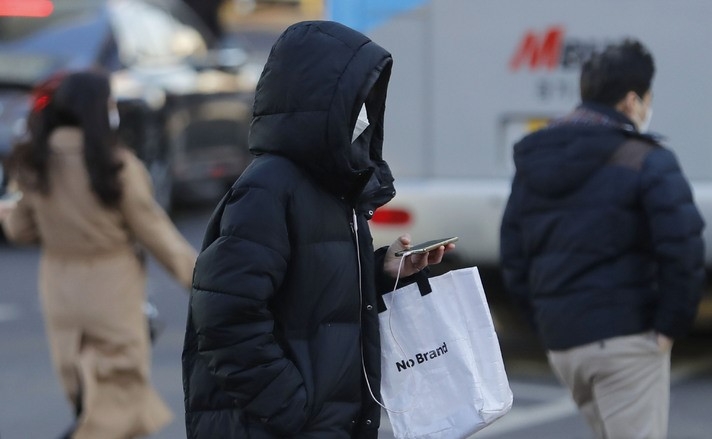 영하권 추위를 보이고 있는 지난달 22일 오전 서울 명동성당 사거리에서 시민들이 출근하고 있다.