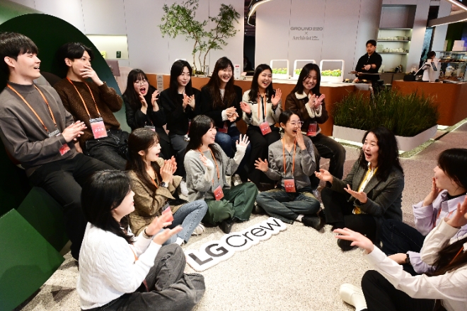 LG전자 CX센터 LSR고객연구소장 권혁진 상무(오른쪽에서 세번째)가 12일 서울 영등포구 '그라운드220'에서 열리는 LG크루 4기 발대식에 앞서 LG크루와 함께 이야기를 나누고 있다.