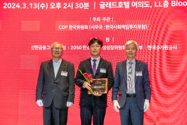 ‘2023 CDP 코리아 어워드’ 시상식에서 현대건설 안전사업지원실장 추영기 상무(가운데)가 CDP 한국위원회 주요 관계자들과 기념사진을 촬영하고 있다. / 사진=현대건설 제공